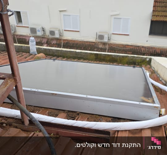 פאנל סולארי מותקן על גג רעפים